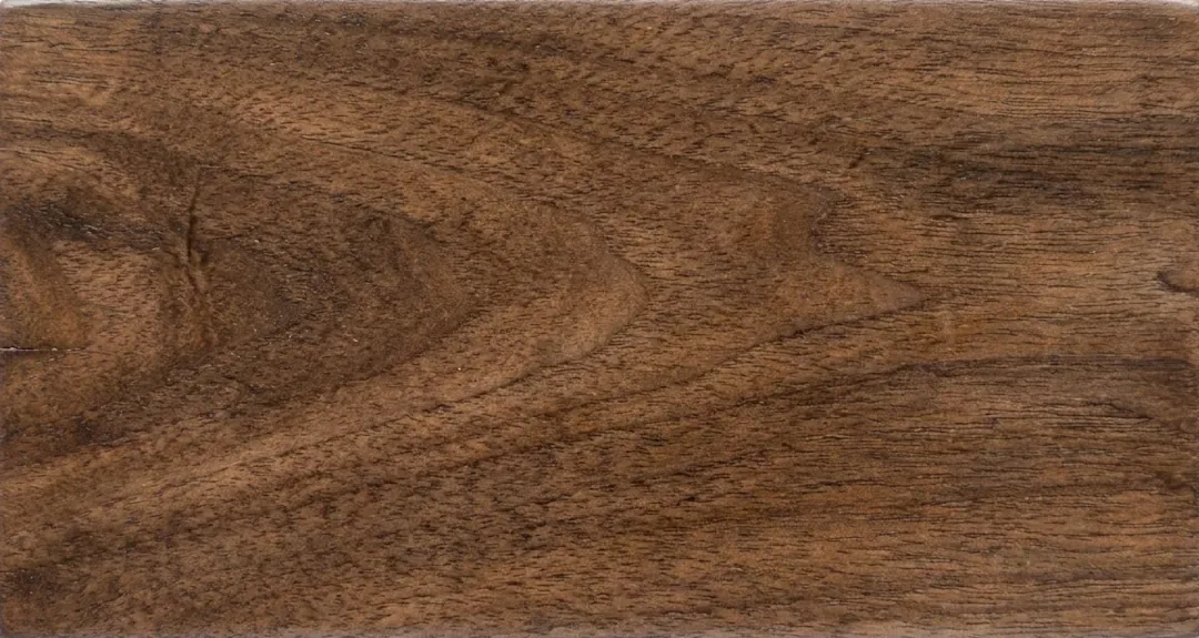 Madera de veta marcada y tono profundo después de aplicar el bálsamo